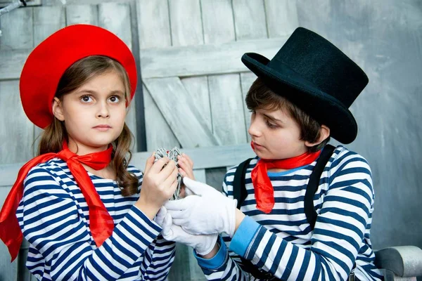 Bellissimi Amici Bambini Maglioni Righe Che Giocano Sul Divano Legno — Foto Stock