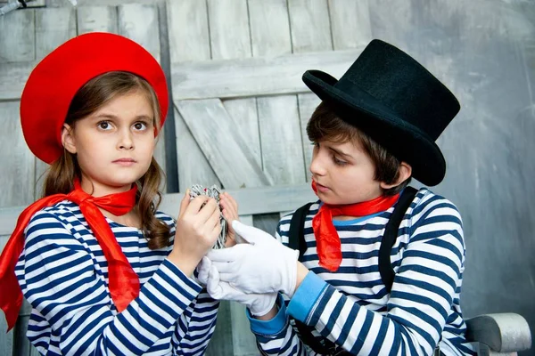 Bellissimi Amici Bambini Maglioni Righe Che Giocano Sul Divano Legno — Foto Stock