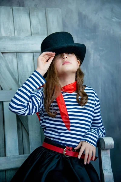 Bonito Menina Retrato Listrado Jumper Preto Chapéu Sentado Cadeira Madeira — Fotografia de Stock