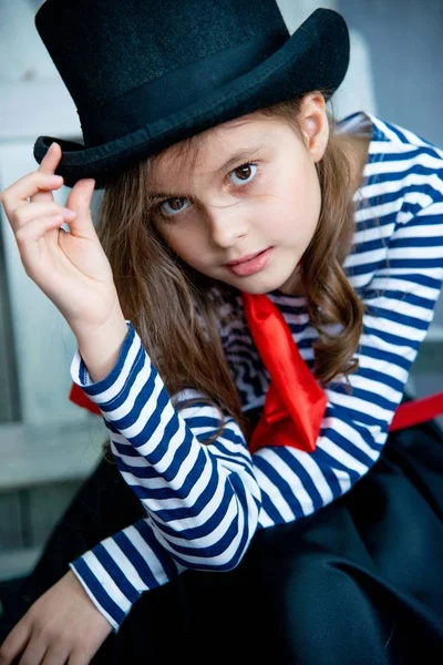 Retrato Bonito Menina Camisola Listrada Cachecol Vermelho Chapéu Preto — Fotografia de Stock