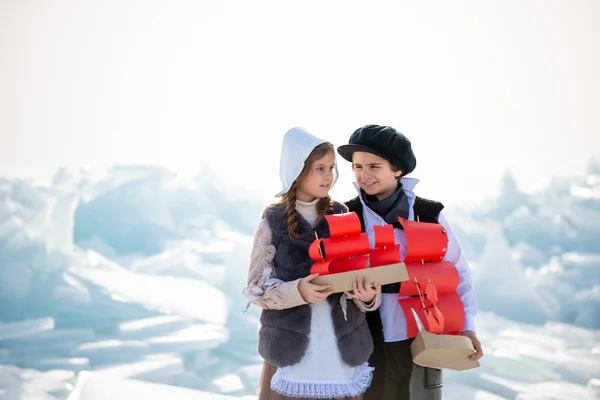 Bambini Possesso Barche Vela Legno Giocattoli Sulla Costa Ghiacciata Invernale — Foto Stock