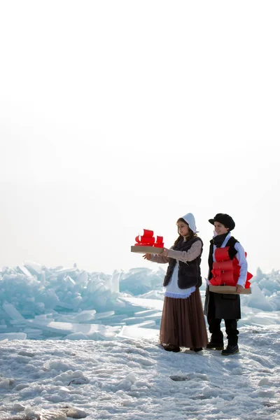 Children Holding Wooden Sailboats Toys Winter Frozen Coast — Stock Photo, Image