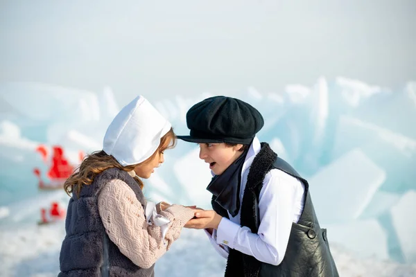 Bonito Menina Menino Mãos Dadas Iceberg Inverno Fundo — Fotografia de Stock