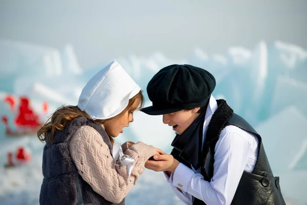 Bonito Menina Menino Mãos Dadas Iceberg Inverno Fundo — Fotografia de Stock