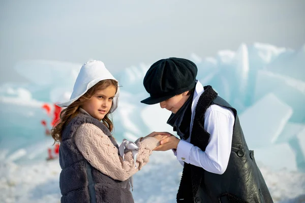 Carino Ragazza Ragazzo Tenendo Mani Iceberg Sfondo Inverno — Foto Stock