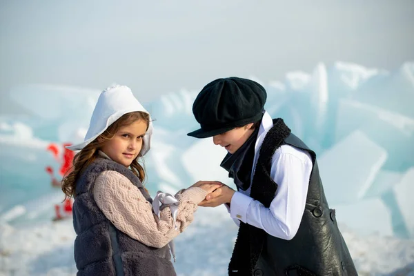 Bonito Menina Menino Mãos Dadas Iceberg Inverno Fundo — Fotografia de Stock