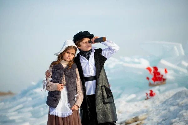 Ragazza Ragazzo Piedi Piatto Ghiaccio Guardando Attraverso Telescopio Sfondo Invernale — Foto Stock