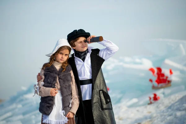 Ragazza Ragazzo Piedi Piatto Ghiaccio Guardando Attraverso Telescopio Sfondo Invernale — Foto Stock