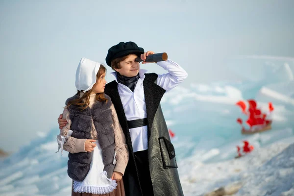 Ragazza Ragazzo Piedi Piatto Ghiaccio Guardando Attraverso Telescopio Sfondo Invernale — Foto Stock