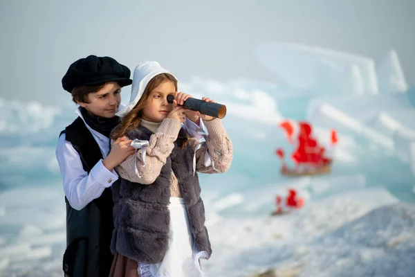 Παιδιά Του Χειμώνα Παίζουν Πειρατές Αναζητούν Spyglass Στο Παγόβουνο — Φωτογραφία Αρχείου