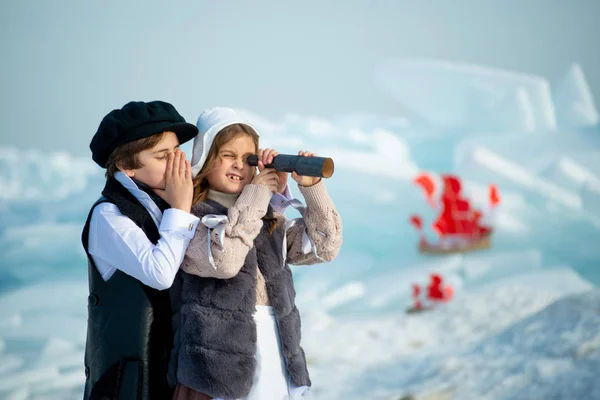Crianças Inverno Jogando Piratas Procurando Espionagem Iceberg — Fotografia de Stock