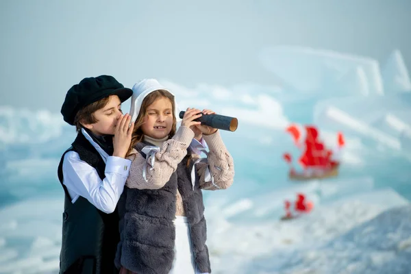 Bambini Invernali Che Giocano Pirati Guardando Spyglass Iceberg — Foto Stock