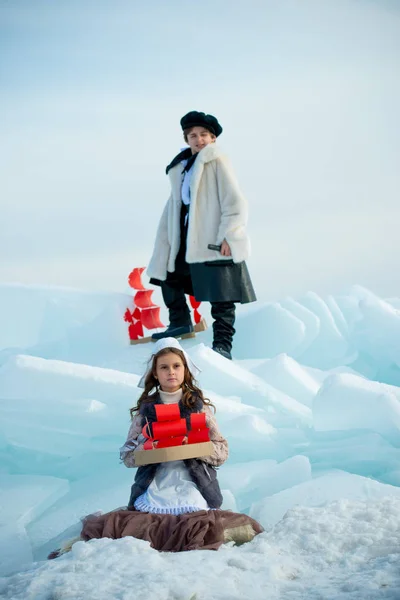 Crianças Brincando Iceberg Com Brinquedos Navio Madeira Fundo Inverno — Fotografia de Stock