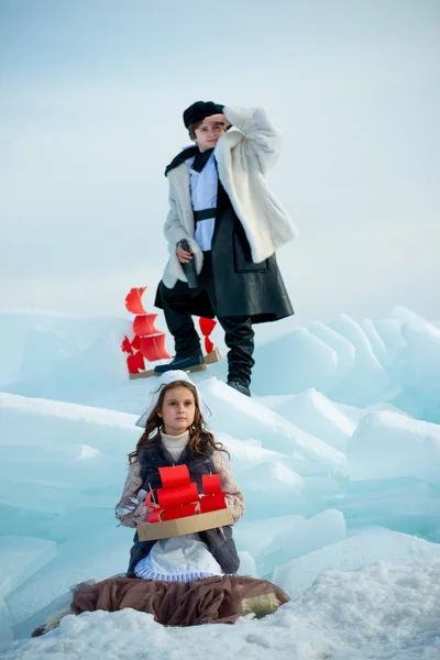 Crianças Iceberg Com Brinquedos Navio Madeira Fundo Inverno — Fotografia de Stock