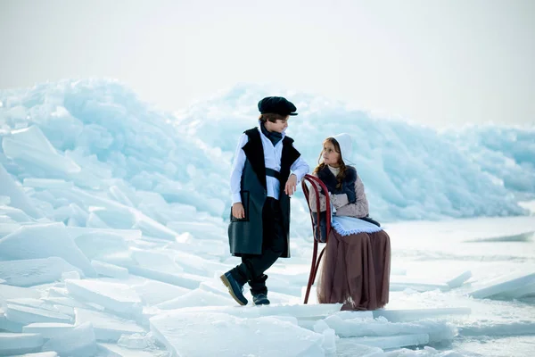 Carino Ragazzo Ragazza Seduta Sedia Sfondo Inverno — Foto Stock