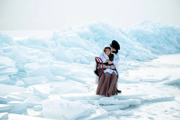 Carino Bambini Costumi Tema Abbracciando Iceberg Sfondo Invernale — Foto Stock