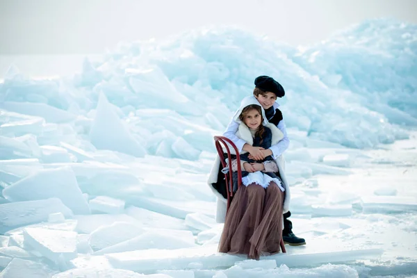 Crianças Bonitos Trajes Temáticos Abraçando Iceberg Fundo Inverno — Fotografia de Stock