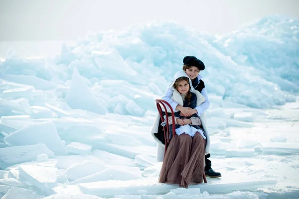 Carino Bambini Costumi Tema Abbracciando Iceberg Sfondo Invernale — Foto Stock