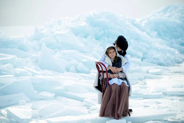 Crianças Bonitos Trajes Temáticos Abraçando Iceberg Fundo Inverno — Fotografia de Stock