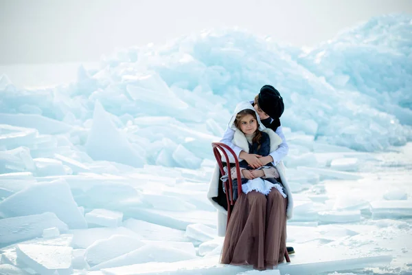 Niños Lindos Trajes Temáticos Abrazándose Iceberg Fondo Invierno —  Fotos de Stock