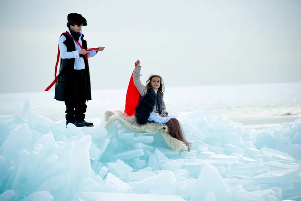 Crianças Trajes Temáticos Iceberg Paisagem Inverno — Fotografia de Stock