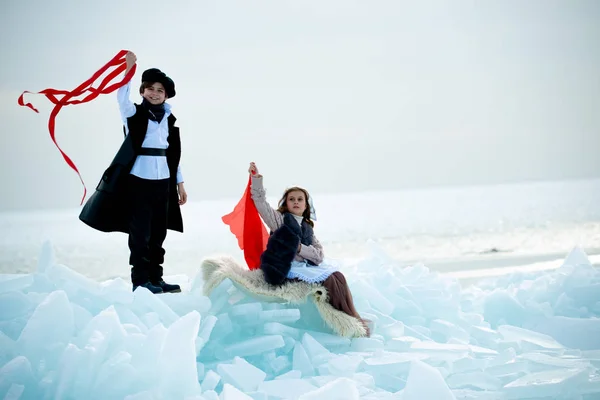 Enfants Costumes Thème Sur Iceberg Sur Paysage Hivernal — Photo