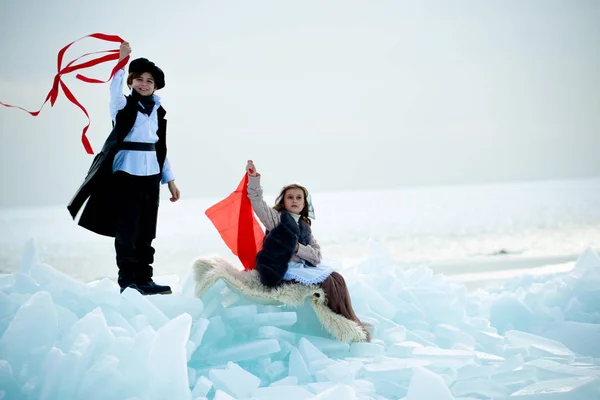 Bambini Costumi Tema Iceberg Sul Paesaggio Invernale — Foto Stock