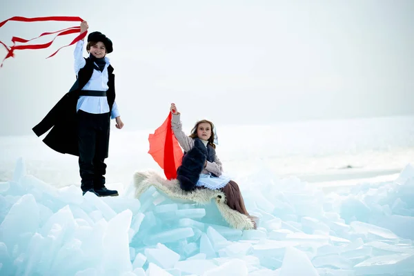 Bambini Costumi Tema Iceberg Sul Paesaggio Invernale — Foto Stock