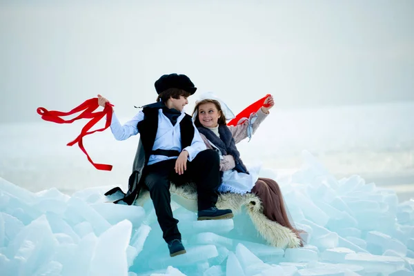 Ragazzo Ragazza Costumi Tema Con Nastri Rossi Nel Paesaggio Invernale — Foto Stock