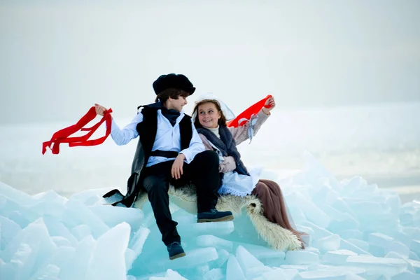 Ragazzo Ragazza Costumi Tema Con Nastri Rossi Nel Paesaggio Invernale — Foto Stock