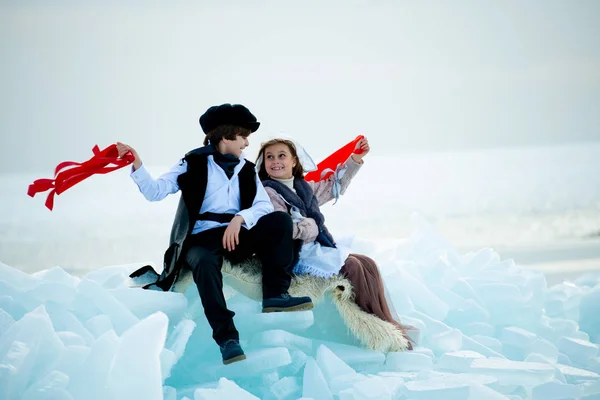 Crianças Trajes Temáticos Iceberg Paisagem Inverno — Fotografia de Stock