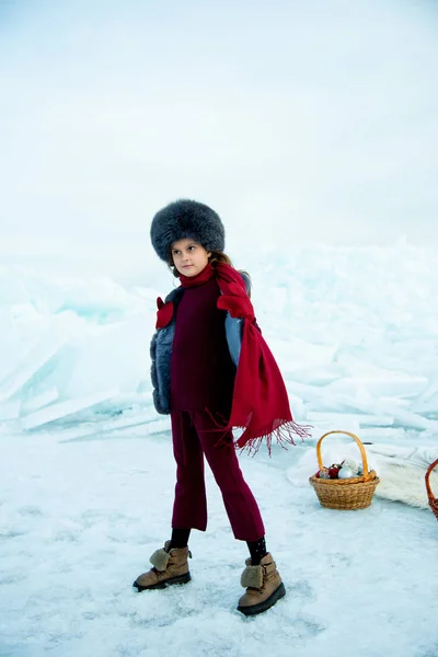 Menina Elegante Gelo Fundo Inverno — Fotografia de Stock
