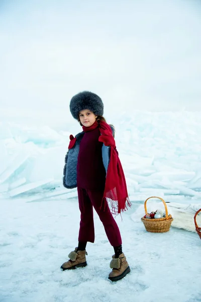 Elegante Bambina Piedi Sul Ghiaccio Sfondo Invernale — Foto Stock