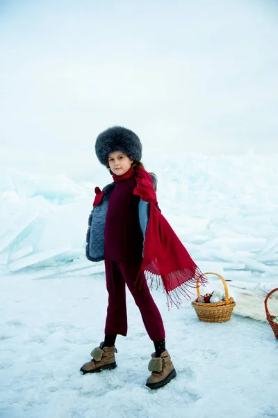 Elegante Bambina Piedi Sul Ghiaccio Sfondo Invernale — Foto Stock