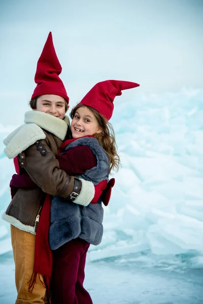 Leende Barn Röda Gnome Mössor Kramas Vintern Bakgrund — Stockfoto