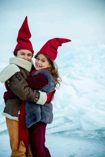 Crianças Sorridentes Bonés Gnomo Vermelho Abraçando Gelo Fundo Inverno — Fotografia de Stock