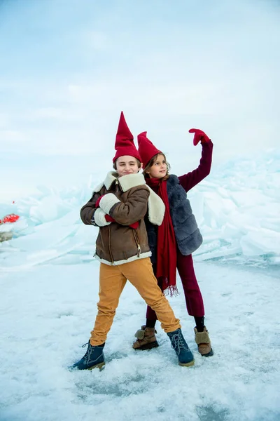 Dzieci Czerwonych Czapkach Gnome Stojących Lodzie Tle Zimowym — Zdjęcie stockowe