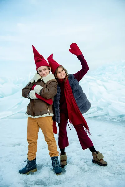 Dzieci Czerwonych Czapkach Gnome Stojących Lodzie Tle Zimowym — Zdjęcie stockowe