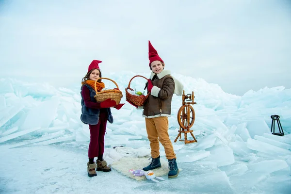 Bambini Tappi Gnomo Rosso Che Tengono Cestini Picnic Sfondo Neve — Foto Stock