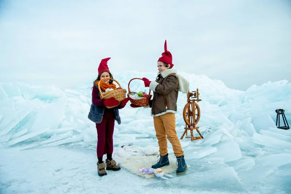 Crianças Bonés Gnomo Vermelho Segurando Cestas Piquenique Fundo Neve — Fotografia de Stock