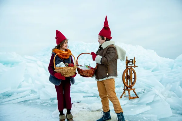 Crianças Bonés Gnomo Vermelho Segurando Cestas Piquenique Fundo Neve — Fotografia de Stock