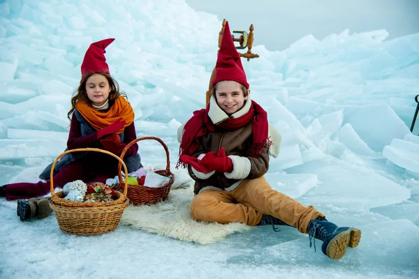 Bambini Cappelli Gnomo Rosso Sul Picnic Invernale Sfondo Neve — Foto Stock