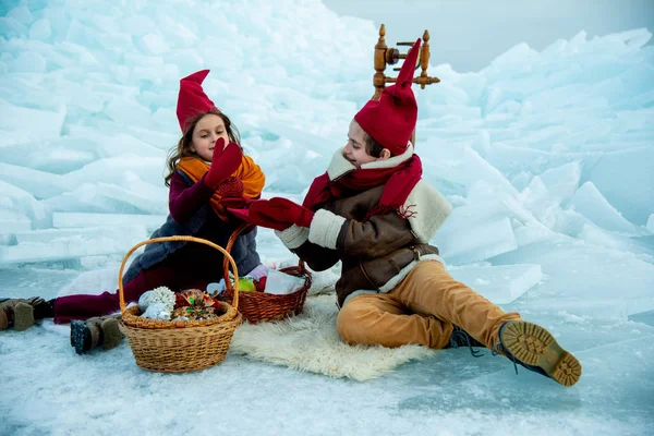 Crianças Bonés Gnomo Vermelho Piquenique Inverno Fundo Neve — Fotografia de Stock