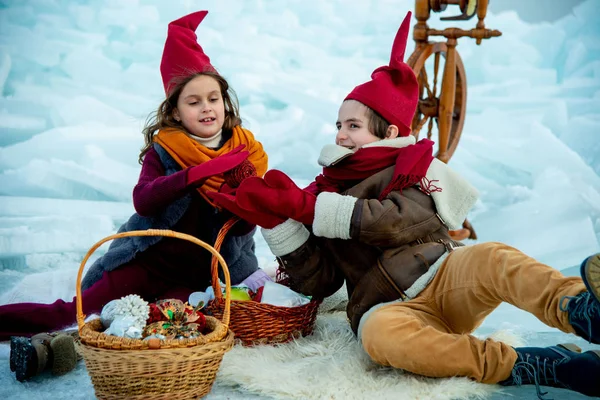 Dzieci Czerwonych Czapkach Gnome Zimowym Pikniku Tle Śniegu — Zdjęcie stockowe
