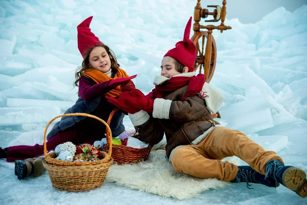 Crianças Bonés Gnomo Vermelho Piquenique Inverno Fundo Neve — Fotografia de Stock