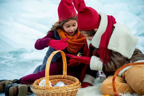 Bambini Cappelli Gnomo Rosso Sul Picnic Invernale Sfondo Neve — Foto Stock