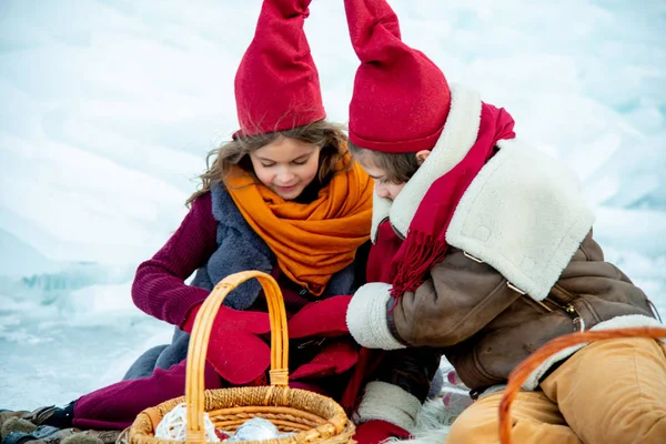 Barn Röd Gnome Mössor Vintern Picknick Snö Bakgrund — Stockfoto