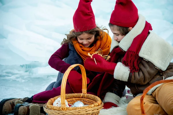 Дети Красных Шапках Гномов Зимнем Пикнике Снежном Фоне — стоковое фото