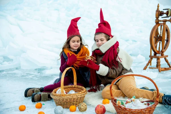 Barn Röd Gnome Mössor Vintern Picknick Snö Bakgrund — Stockfoto