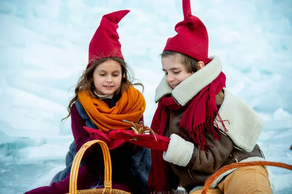 Bambini Cappelli Gnomo Rosso Sul Picnic Invernale Sfondo Neve — Foto Stock